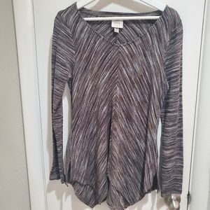 V-neck sweater, flared hem